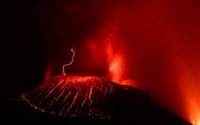 La cuatro estaciones del volcán Tajogaite en ochenta y cinco vistas. Eduardo Nave. Estudio Paco Mora.